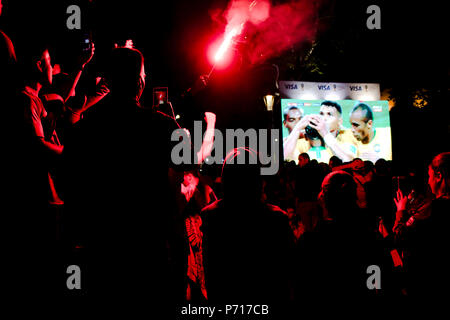 A Belgrado, in Serbia - Giugno 27, 2018: folla di giovani appassionati di calcio guardando la Serbia vs Brasil gioco in Coppa del Mondo 2018 sul pubblico enorme schermo in s Foto Stock