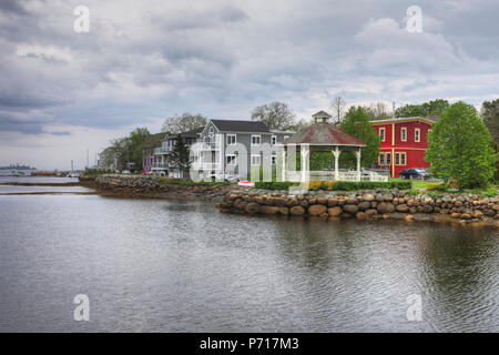 Un gruppo di edifici colorati di Mahone Bay, Nova Scotia Foto Stock