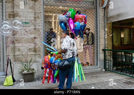 Venditore ambulante di vendita palloncini sagomati ad Atene in Grecia Foto Stock