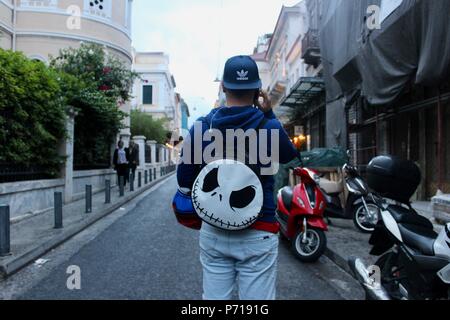 Uomo che indossa Jack Skellington bag in strada di Atene in Grecia Foto Stock