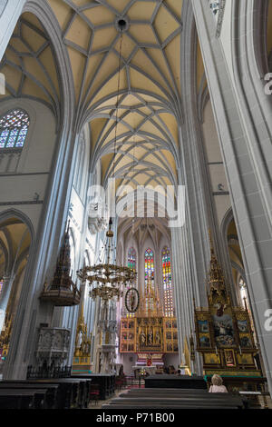 KOSICE, Slovacchia - Ottobre 02, 2017: Persone con visita della Cattedrale di Santa Elisabetta. Kosice è la più grande città della Slovacchia orientale e nel 2013 è stata l'Europ Foto Stock