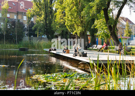 KOSICE, Slovacchia - Ottobre 02, 2017: persone non riconosciuto avere un periodo di riposo vicino al laghetto di Mestsky o il parco della città nella città vecchia. Kosice è stata la Comunità europea pro capite Foto Stock