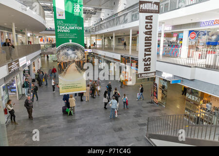 KOSICE, Slovacchia - Ottobre 02, 2017: riconosciuto la gente visita passeggero stazione ferroviaria all'interno. Kosice è la più grande città della Slovacchia orientale e in Foto Stock