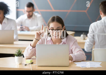 Dipendente intelligenti raggiungendo grande idea lavora al computer portatile Dell Foto Stock