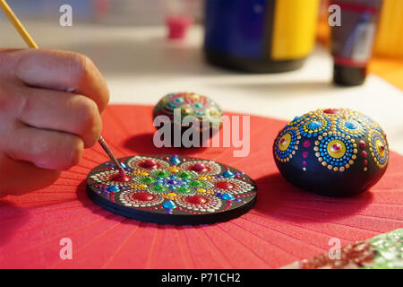 Bellissima mandala dipinto con un pennello vista ingrandita Foto Stock