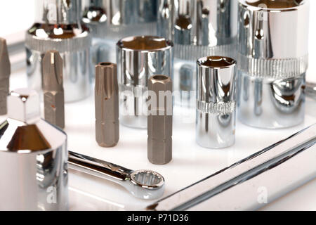 Utensili di diverse misure isolate su sfondo bianco. Foto Stock