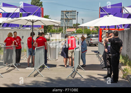 KIEV, UCRAINA - 02 giugno 2018: Sicurezza e guida il personale lavora a Kyiv Wine Festival checkpoint. La festa del vino e del cibo sano è stata organizzata da Goo Foto Stock