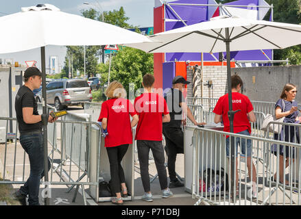 KIEV, UCRAINA - 02 giugno 2018: Sicurezza e guida il personale lavora a Kyiv Wine Festival checkpoint. La festa del vino e del cibo sano è stata organizzata da Goo Foto Stock