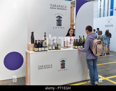 KIEV, UCRAINA - 02 giugno 2018: la gente visita Kyiv Wine Festival Tarapaca booth. La festa del vino e del cibo sano è stato organizzato da un buon vino company, 7 Foto Stock