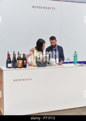 KIEV, UCRAINA - 02 giugno 2018: Kiev Wine Festival Avanteselecta booth. La festa del vino e del cibo sano è stato organizzato da un buon vino company, 77 winema Foto Stock