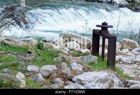 Colonna di ferro per ancoraggio di imbarcazioni nei pressi di una piccola cascata nella foresta. Cascata nella foresta. Foto Stock