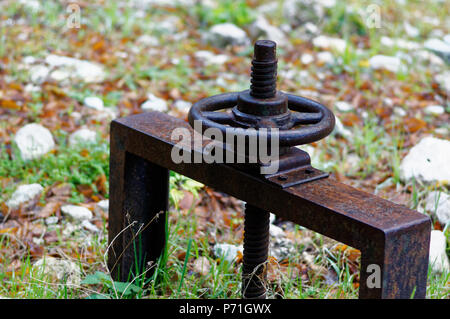 Colonna di ferro per ancoraggio di imbarcazioni nei pressi di una piccola cascata nella foresta. Cascata nella foresta. Foto Stock