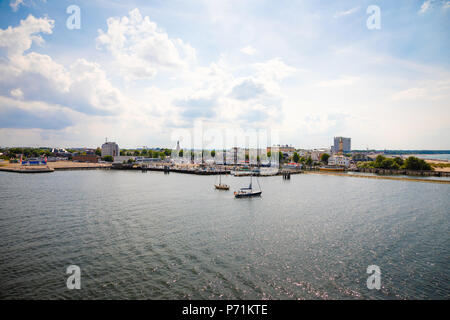 Rostock, Germania - 17.06.2018: Città di porto e le navi a vela a Rostock, Germania Foto Stock