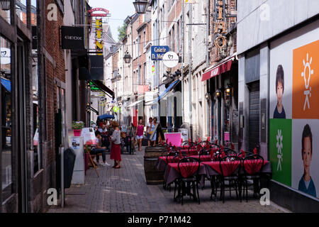 Namur, Belgio. 3 Luglio, 2018. Strada turistica con ristoranti nel centro di Namur, Belgio. Inizio di luglio nel 2018 è estremamente caldo in Belgio. Foto Stock