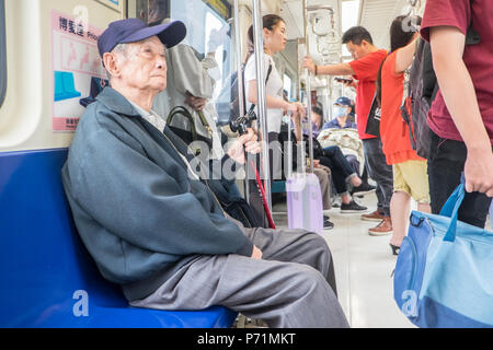 Anziani,coppia,l'uomo,a,priorità,poltrone,sedile,poltrone,MRT,treni,metro,carrello,rail,ferrovie, Taipei, Taiwan, Cina,Cinese, Repubblica di Cina,roc,Asia,Asian Foto Stock