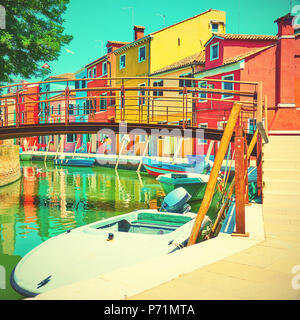 Case colorate da canal a Burano Venezia Italia. In stile vintage Foto Stock