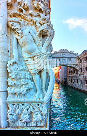 Ebbrezza di Noè scultura all'angolo del Palazzo dei Dogi e il Ponte dei Sospiri di Venezia Foto Stock