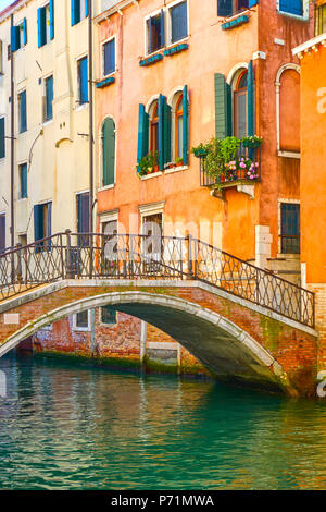 Vista veneziano con il piccolo ponte e le vecchie case da Canal, Venezia Foto Stock