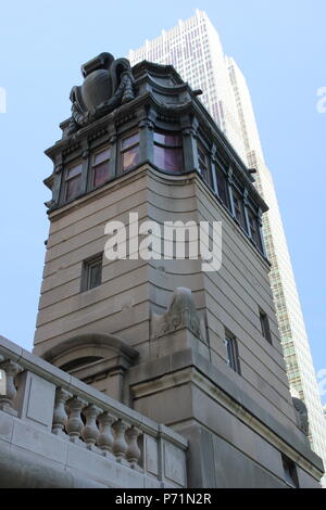 Torre del Ponte vicino a Chicago's New Scenic 5 posti e il moderno centro citta' fiume a piedi lungo il fiume Chicago e Wacker Drive. Foto Stock