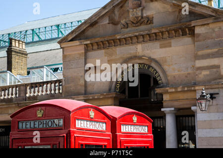 Cabine telefoniche rosse dal mercato di Covent Garden a James Street, Covent Garden di Londra. Foto Stock