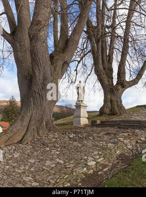 Deutsch: Kalvarienberg in Heiligenkreuz, Niederösterreich inglese: Calvario in Heiligenkreuz, Bassa Austria questo supporto mostra il monumento protetto con il numero 70028 in Austria. (Commons, de, ) ubicazione dell'oggetto 48° 03' 22.32" N, 16° 08' 05.32" e visualizzare questa e altre immagini nelle vicinanze su: OpenStreetMap - Google Earth; 48.056200 16.134810 . 11 febbraio 2016, 12:21:44 12 a 70028 Calvario Heiligenkreuz, Bassa Austria 1640 Foto Stock