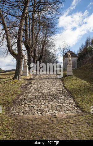 Deutsch: Kalvarienberg in Heiligenkreuz, Niederösterreich inglese: Calvario in Heiligenkreuz, Bassa Austria questo supporto mostra il monumento protetto con il numero 70028 in Austria. (Commons, de, ) ubicazione dell'oggetto 48° 03' 22.32" N, 16° 08' 05.32" e visualizzare questa e altre immagini nelle vicinanze su: OpenStreetMap - Google Earth; 48.056200 16.134810 . 11 febbraio 2016, 12:27:55 12 a 70028 Cavary Heiligenkreuz, Bassa Austria 1680 Foto Stock