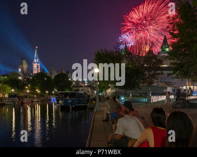 La gente guarda fuochi d'artificio dal Rideau Canal nel Centro Cittadino di Ottawa Foto Stock