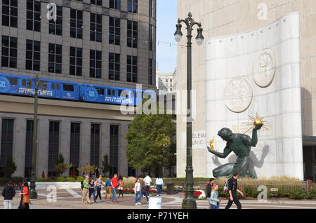 DETROIT, MI / STATI UNITI D'America - 21 ottobre 2017: i turisti a piedi passato lo Spirito della scultura di Detroit nel centro di Detroit. Foto Stock