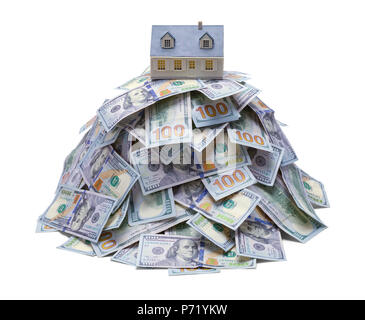 Pila di centinaia di fatture del dollaro con casa sulla cima isolata su bianco. Foto Stock