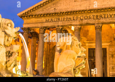 Fontana del Pantheon al crepuscolo, commissionata da papa Gregorio XIII con il Pantheon, UNESCO, sulla Piazza della Rotonda, Roma, lazio, Italy Foto Stock