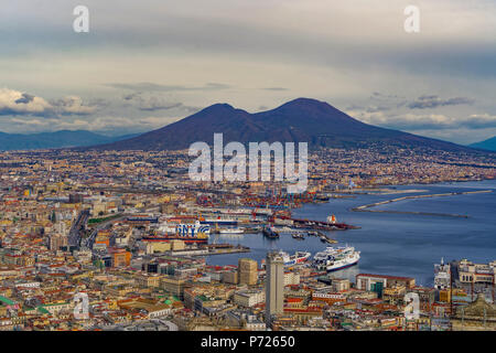 Una vista panoramica della citta' oltre il porto di Napoli con le navi e il Monte Vesuvio, visto dal Castello Sant'Elmo, Napoli, Campania, Italia, Europa Foto Stock