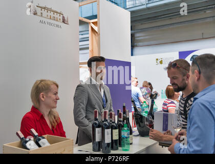 KIEV, UCRAINA - 02 giugno 2018: Sommeliers presenta il suo vino rosso Aia Vecchia a Kyiv Wine Festival stand. 77 viticoltori provenienti da tutto il mondo hanno preso parte Foto Stock