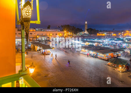 Vista della piazza Jemaa el Fna (Djemaa El Fnaa) Square, l'UNESCO e la Moschea di Koutoubia di notte, Marrakesh (Marrakech), Marocco, Africa Settentrionale, Africa Foto Stock