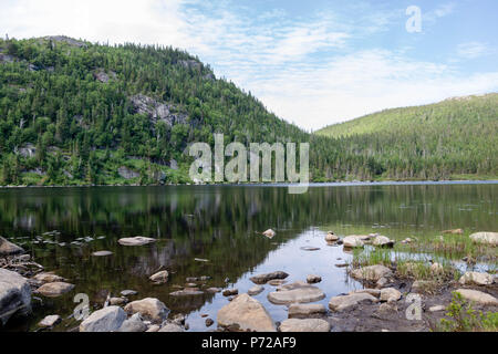 Un lago di montagna nella regione di Charlevoix in Quebec, Canada. Foto Stock