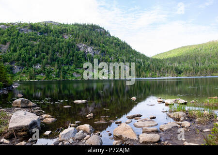 Un lago di montagna nella regione di Charlevoix in Quebec, Canada. Foto Stock