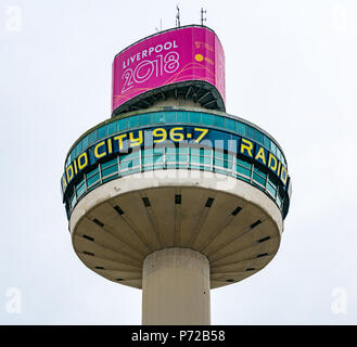 Anni sessanta calcestruzzo Radio City Tower, St Johns faro torre di osservazione, con Liverpool 2018 banner, Liverpool, in Inghilterra, Regno Unito Foto Stock