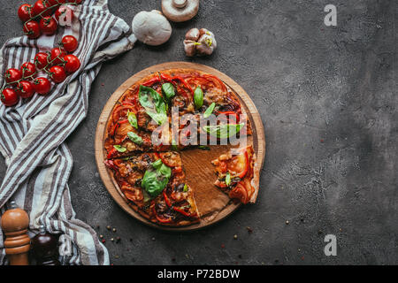 Vista superiore del delizioso pane appena sfornato pizza sul tavolo di calcestruzzo Foto Stock