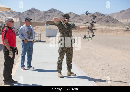 Centro di combattimento comandante generale, Briga. Gen. William F. Mullen III mira una freccia durante la fase di apertura del centro di combattimento è di nuovo il tiro con l'arco gamma sulla gamma 3A a bordo Marine Corps Air Ground Centro di combattimento, ventinove Palms, California, 11 maggio 2017 l'idea fu proposto attraverso l'installazione di recente implementato Facebook gruppo, rendono i monconi migliore, il che è un'iniziativa proliferavano da centro di combattimento comandante generale, Briga. Gen. William F. Mullen III, al fine di sollecitare le opinioni e le preoccupazioni da centro di combattimento patroni e determinare il cambiamento utilizzabili dalla leadership. Foto Stock