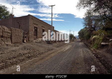 Jagüé, La Rioja, Argentina - 2018: tipico adobe house presso la strada principale del paese. Tutte le case in questa città sono fatti di adobe. Foto Stock