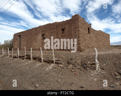 Jagüé, La Rioja, Argentina - 2018: tipico adobe house presso la strada principale del paese. Tutte le case in questa città sono fatti di adobe. Foto Stock