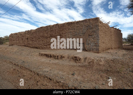 Jagüé, La Rioja, Argentina - 2018: tipico adobe house presso la strada principale del paese. Tutte le case in questa città sono fatti di adobe. Foto Stock