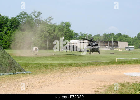 Due UH-60 Black Hawk elicotteri preparare alla terra come parte di un esercizio di formazione Maggio 11, 2017 a Fort Campbell, Kentucky. Gli elicotteri erano parte di uno scenario per il campo la porzione di alimentazione della Philip A. Connelly Programma. I soldati assegnati a E SOCIETÀ, 6° Battaglione, 101st supporto generale del battaglione di aviazione, 101st combattere la Brigata Aerea, 101st Airborne Division, ha vinto il concorso di divisione in marzo e poi gareggiato al livello del corpo. Foto Stock