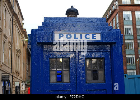 Blue box di polizia, Dr Who TARDIS, Merchant City di Glasgow City Centre, Scotland, Regno Unito Foto Stock