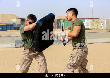 Stati Uniti Marines Sgt. Joseph Gordon, un fuciliere, e Lance Cpl. Nicholas Carpenter, un mortorman, sia con scopi speciali Air-Ground Marine Task Force-Crisis Response-Central comando, conduce le tecniche di sorprendente dopo che viene spruzzato con OC durante l armi non letali della formazione mentre in avanti dispiegati nel Medio Oriente, 11 maggio 2017. La formazione garantisce SPMAGTF Marines sono preparati a rispondere a una varietà di scenari che potrebbero verificarsi in tutta la zona di USCENTCOM di operazioni. SPMAGTF-CR-CC è un ben addestrato crisis response unit che ha la capacità di proiettare potenza di combattimento su vaste distanze utilizzando org Foto Stock