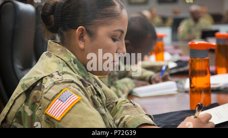 Stati Uniti Pfc dell'esercito. Jessica Estrada, assegnato alla sede centrale e sede Azienda (HHC) rete Enterprise Technology Command (NETCOM), partecipa a una sessione di briefing come parte del 2017 NETCOM guerriero migliore concorrenza a Fort Huachuca, Az., 11 maggio 2017. La concorrenza è una estenuante settimana di eventi che le prove le competenze, le conoscenze e la professionalità di 11 soldati in rappresentanza del NETCOM organizzazioni subordinate. Foto Stock