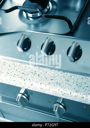 Immagine ravvicinata di fornelli e forno in cucina domestica Foto Stock