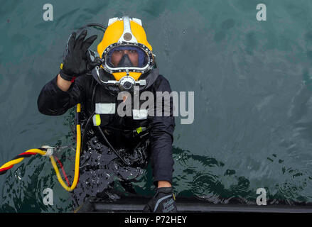 Stati Uniti Navy operatore dell' attrezzatura di terza classe Thomas Dahlke, costruzione subacquea Team 2, entra in acqua durante una superficie subacquea-dive di alimentazione a sostegno di Balikatan 2017 a Ipil Porto di Ormoc City, Leyte, 12 maggio 2017. La superficie di alimentazione di formazione di immersione Prepara filippino e degli Stati Uniti i membri di servizio al fine di rimuovere i detriti nei porti e di aprire le linee di alimentazione per le vittime di catastrofi naturali e di crisi. Foto Stock