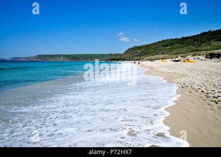 Sennen Cove e la spiaggia in una calda giornata estiva Cornwall Inghilterra REGNO UNITO Foto Stock