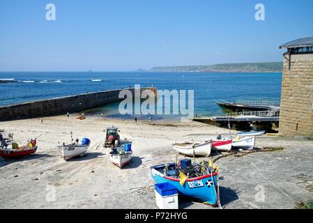 Il piccolo porto di Sennen Cove in una calda giornata estiva, Cornwall Inghilterra REGNO UNITO Foto Stock