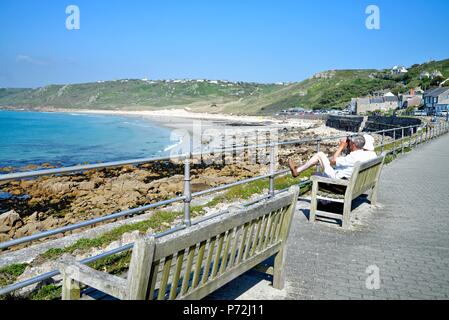 Sennen Cove e la spiaggia in una calda giornata estiva Cornwall Inghilterra REGNO UNITO Foto Stock